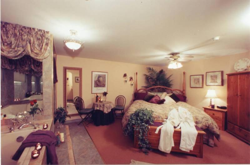 A Vista Villa Couples Retreat Kelowna Habitación foto